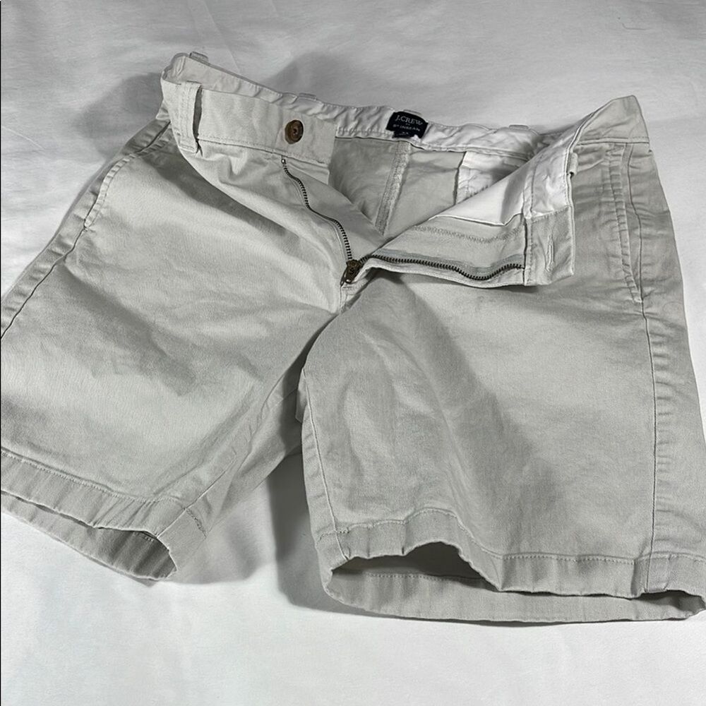 J. Crew mens stone khaki basic flat front 8.5" inseam chino shorts - size 33 - Picture 8 of 12